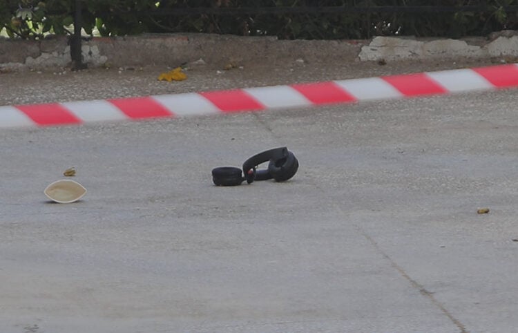 Σπασμένα ακουστικά κοντά στην πολυκατοικία στην Ηλιούπολη από την ταράτσα της οποίας έπεσαν οι 17χρονες, Τρίτη 12 Μαΐου 2026. (φωτ.: EUROKINISSI / Σωτήρης Δημητρόπουλος)