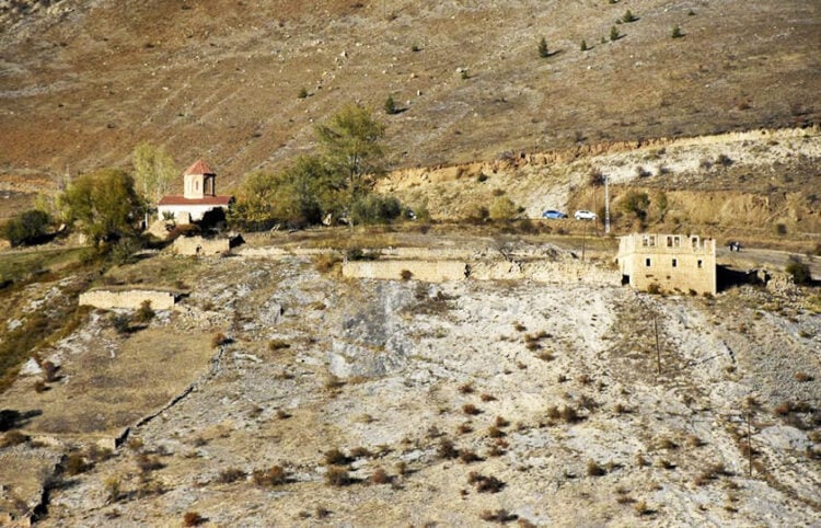 Αυτό αντικρίζει σήμερα ο επισκέπτης στην Ίμερα, από την άλλοτε γυναικεία μονή, γνωστή και ως Γήμερας Αγιάννες (φωτ.: gumuskoza.com.tr)
