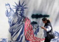 Αντι-αμερικανική τοιχογραφία κοντά στο πρώην κτήριο της πρεσβείας των ΗΠΑ στην Τεχεράνη (φωτ.: EPA / Abedin Taherkenareh)