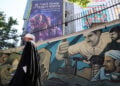 Στην Πλατεία Παλαιστίνης στην Τεχεράνη, Δευτέρα 11 Μαΐου 2026. Στο πανό αναγράφεται στα περσικά το μήνυμα «Το βρυχηθμό ενός λιονταριού ή το τσίριγμα ενός ποντικιού;» (φωτ.: EPA / Abedin Taherkenareh)