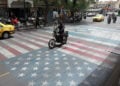 Ιρανοί οδηγοί περνούν πάνω από ζωγραφισμένες σημαίες των ΗΠΑ και του Ισραήλ σε δρόμο της Τεχεράνης (φωτ.: EPA / Abedin Taherkenareh)