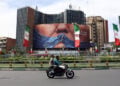 Αντιαμερικανικό billboard με σαφή αναφορά στον Ντόναλντ Τραμπ, σε πλατεία της Τεχεράνης. 6 Μαΐου 2026 (φωτ.: EPA / Abedin Taherkenareh)