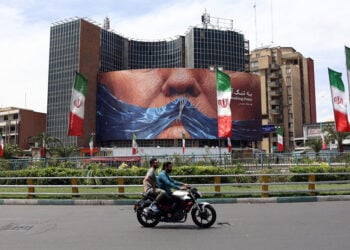 Αντιαμερικανικό billboard με σαφή αναφορά στον Ντόναλντ Τραμπ, σε πλατεία της Τεχεράνης. 6 Μαΐου 2026 (φωτ.: EPA / Abedin Taherkenareh)