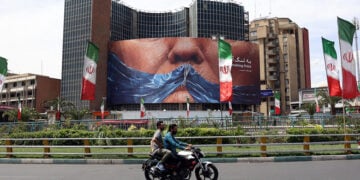Αντιαμερικανικό billboard με σαφή αναφορά στον Ντόναλντ Τραμπ, σε πλατεία της Τεχεράνης. 6 Μαΐου 2026 (φωτ.: EPA / Abedin Taherkenareh)