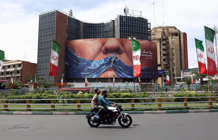 Αντιαμερικανικό billboard με σαφή αναφορά στον Ντόναλντ Τραμπ, σε πλατεία της Τεχεράνης. 6 Μαΐου 2026 (φωτ.: EPA / Abedin Taherkenareh)