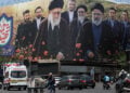 Πινακίδα με φωτογραφίες του ανώτατου ηγέτη του Ιράν Αλί Χαμενεΐ και του εκλιπόντος προέδρου Εμπραχίμ Ραϊσί, στην κεντρική πλατεία Τεχεράνης, 21 Μαΐου 2026 (φωτ.: EPA / Abedin Taherkenareh)