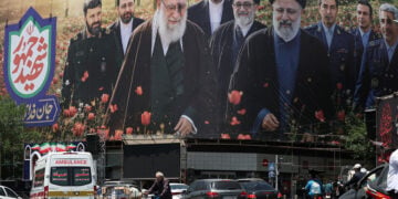 Πινακίδα με φωτογραφίες του ανώτατου ηγέτη του Ιράν Αλί Χαμενεΐ και του εκλιπόντος προέδρου Εμπραχίμ Ραϊσί, στην κεντρική πλατεία Τεχεράνης, 21 Μαΐου 2026 (φωτ.: EPA / Abedin Taherkenareh)