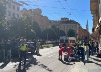 Αστυνομικοί και διασώστες επιχειρούν στο σημείο όπου όχημα παρέσυρε αρκετούς πεζούς στο κέντρο της Μόντενα, στη βόρεια Ιταλία (φωτ.: EPA/FRANCESCO VECCHI)