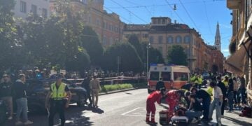 Αστυνομικοί και διασώστες επιχειρούν στο σημείο όπου όχημα παρέσυρε αρκετούς πεζούς στο κέντρο της Μόντενα, στη βόρεια Ιταλία (φωτ.: EPA/FRANCESCO VECCHI)