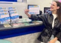 Η Ελισάβετ Ντέλλα, ιδιοκτήτρια καταστήματος Allwyn στη Λεωφόρο Δημοκρατίας 61, στην Καρδίτσα (φωτ.: Allwyn)