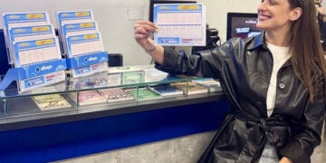 Η Ελισάβετ Ντέλλα, ιδιοκτήτρια καταστήματος Allwyn στη Λεωφόρο Δημοκρατίας 61, στην Καρδίτσα (φωτ.: Allwyn)