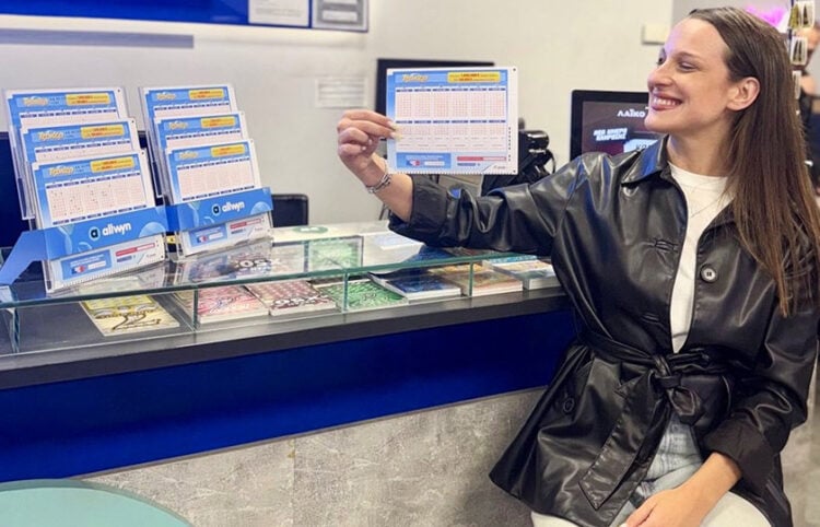 Η Ελισάβετ Ντέλλα, ιδιοκτήτρια καταστήματος Allwyn στη Λεωφόρο Δημοκρατίας 61, στην Καρδίτσα (φωτ.: Allwyn)
