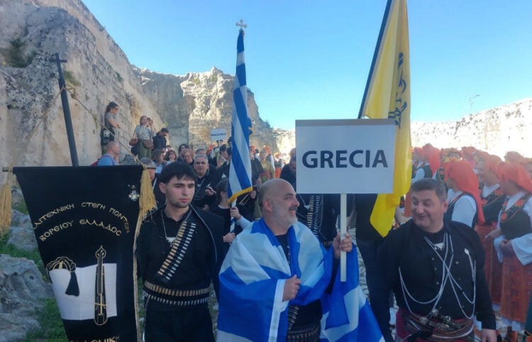 Στην Απουλία στη νότια Ιταλία, μέλη της Καλλιτεχνικής Στέγης Ποντίων Βορείου Ελλάδος (φωτ.: Facebook / Καλλιτεχνική Στέγη Ποντίων Βορείου Ελλάδος)