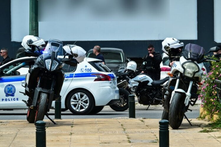 Εικόνα από το σημείο του αιματηρού επεισοδίου στις Τζιτζιφιές στην Καλλιθέα (φωτ.: Τατιάνα Μπόλαρη/ EUROKINISSI)