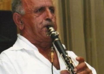 Ο Κώστας Καλπατσινίδης παίζει σε γλέντι (πηγή: Facebook / Gogos Ioannidis)