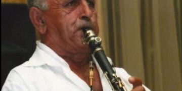 Ο Κώστας Καλπατσινίδης παίζει σε γλέντι (πηγή: Facebook / Gogos Ioannidis)