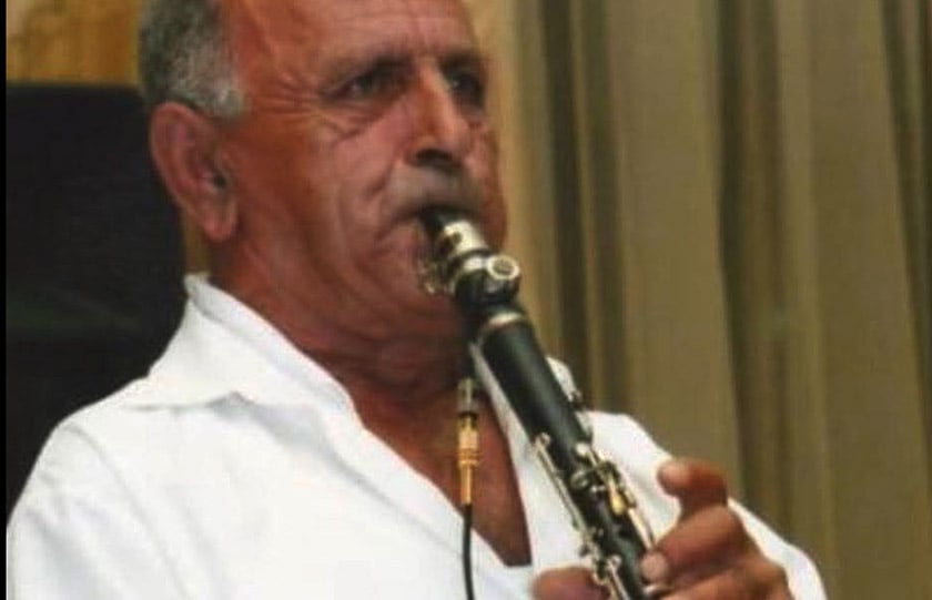 Ο Κώστας Καλπατσινίδης παίζει σε γλέντι (πηγή: Facebook / Gogos Ioannidis)