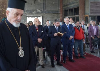 Ο Νίκος Ανδρουλάκης συμμετείχε στο Συλλείτουργο στο ναό του Αγίου Θεοδώρου στη Μαλακοπή της Καππαδοκίας. Διακρίνεται να αναγινώσκει το Σύμβολο της Πίστεως. Δίπλα του ο Μάξιμος Χαρακόπουλος και σε πρώτο πλάνο ο μητροπολίτης Χαλκηδόνος Εμμανουήλ (φωτ.: Οικουμενικό Πατριαρχείο / Νίκος Παπαχρήστου)