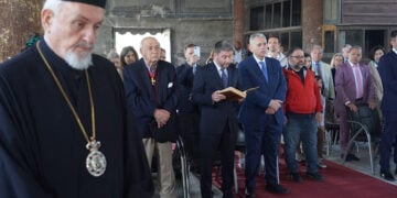 Ο Νίκος Ανδρουλάκης συμμετείχε στο Συλλείτουργο στο ναό του Αγίου Θεοδώρου στη Μαλακοπή της Καππαδοκίας. Διακρίνεται να αναγινώσκει το Σύμβολο της Πίστεως. Δίπλα του ο Μάξιμος Χαρακόπουλος και σε πρώτο πλάνο ο μητροπολίτης Χαλκηδόνος Εμμανουήλ (φωτ.: Οικουμενικό Πατριαρχείο / Νίκος Παπαχρήστου)