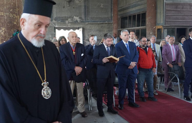 Ο Νίκος Ανδρουλάκης συμμετείχε στο Συλλείτουργο στο ναό του Αγίου Θεοδώρου στη Μαλακοπή της Καππαδοκίας. Διακρίνεται να αναγινώσκει το Σύμβολο της Πίστεως. Δίπλα του ο Μάξιμος Χαρακόπουλος και σε πρώτο πλάνο ο μητροπολίτης Χαλκηδόνος Εμμανουήλ (φωτ.: Οικουμενικό Πατριαρχείο / Νίκος Παπαχρήστου)