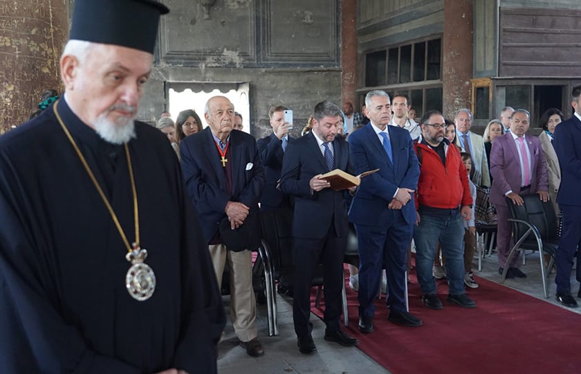 Ο Νίκος Ανδρουλάκης συμμετείχε στο Συλλείτουργο στο ναό του Αγίου Θεοδώρου στη Μαλακοπή της Καππαδοκίας. Διακρίνεται να αναγινώσκει το Σύμβολο της Πίστεως. Δίπλα του ο Μάξιμος Χαρακόπουλος και σε πρώτο πλάνο ο μητροπολίτης Χαλκηδόνος Εμμανουήλ (φωτ.: Οικουμενικό Πατριαρχείο / Νίκος Παπαχρήστου)