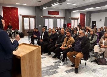 Στιγμιότυπο από την εκδήλωση μνήμης στην Πεντάβρυσο Καστοριάς. Στο βήμα η Έφης Κατσόγιαννου-Τριανταφύλλου. Σάββατο 9 Μαΐου 2026 (φωτ.: Facebook / Στάθης Μάραντος Αμαραντίδης)