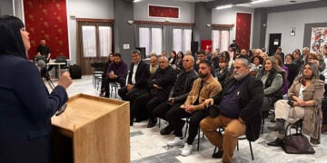 Στιγμιότυπο από την εκδήλωση μνήμης στην Πεντάβρυσο Καστοριάς. Στο βήμα η Έφης Κατσόγιαννου-Τριανταφύλλου. Σάββατο 9 Μαΐου 2026 (φωτ.: Facebook / Στάθης Μάραντος Αμαραντίδης)