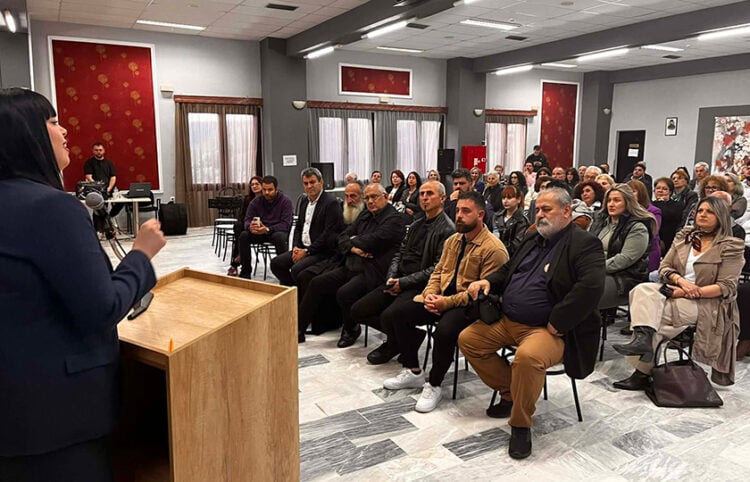 Στιγμιότυπο από την εκδήλωση μνήμης στην Πεντάβρυσο Καστοριάς. Στο βήμα η Έφης Κατσόγιαννου-Τριανταφύλλου. Σάββατο 9 Μαΐου 2026 (φωτ.: Facebook / Στάθης Μάραντος Αμαραντίδης)