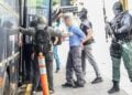 Στιγμιότυπο από τη μεταγωγή στον Εισαγγελέα των οκτώ συλληφθέντων για την ένοπλη ληστεία σε τράπεζα στην Τιθορέα Φθιώτιδας (φωτ.: Δανάη Δαυλοπούλου/ EUROKINISSI)
