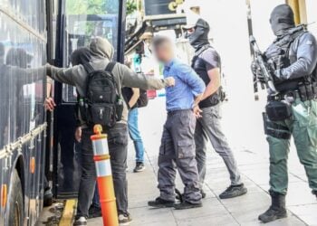 Στιγμιότυπο από τη μεταγωγή στον Εισαγγελέα των οκτώ συλληφθέντων για την ένοπλη ληστεία σε τράπεζα στην Τιθορέα Φθιώτιδας (φωτ.: Δανάη Δαυλοπούλου/ EUROKINISSI)