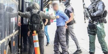 Στιγμιότυπο από τη μεταγωγή στον Εισαγγελέα των οκτώ συλληφθέντων για την ένοπλη ληστεία σε τράπεζα στην Τιθορέα Φθιώτιδας (φωτ.: Δανάη Δαυλοπούλου/ EUROKINISSI)