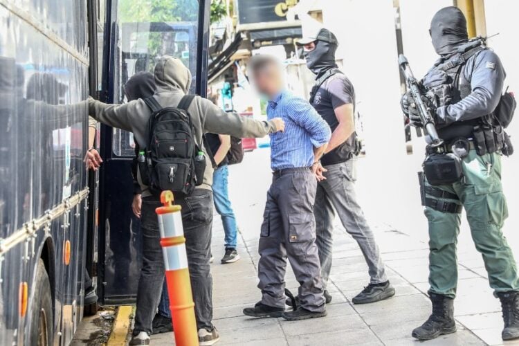 Στιγμιότυπο από τη μεταγωγή στον Εισαγγελέα των οκτώ συλληφθέντων για την ένοπλη ληστεία σε τράπεζα στην Τιθορέα Φθιώτιδας (φωτ.: Δανάη Δαυλοπούλου/ EUROKINISSI)