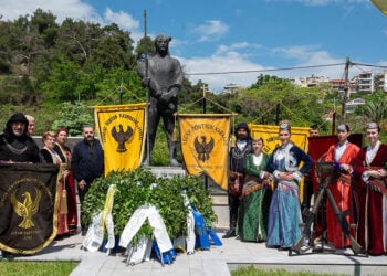 Το Μνημείο του Ακρίτα του Πόντου στη Καβάλα, Κυριακή 24 Μαΐου (φωτ.: Δήμος Καβάλας / Κώστας Σαραϊδάρης)