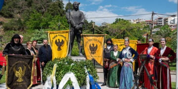 Το Μνημείο του Ακρίτα του Πόντου στη Καβάλα, Κυριακή 24 Μαΐου (φωτ.: Δήμος Καβάλας / Κώστας Σαραϊδάρης)