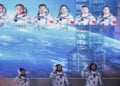 Αστροναύτες της αποστολής Shenzhou-23 χαιρετούν το κοινό κατά τη διάρκεια τελετής στο Κέντρο Εκτόξευσης Δορυφόρων Τζιουτσουάν. 24 Μαΐου 2026 (φωτ.: EPA / Andres Martinez Casares)