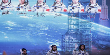 Αστροναύτες της αποστολής Shenzhou-23 χαιρετούν το κοινό κατά τη διάρκεια τελετής στο Κέντρο Εκτόξευσης Δορυφόρων Τζιουτσουάν. 24 Μαΐου 2026 (φωτ.: EPA / Andres Martinez Casares)