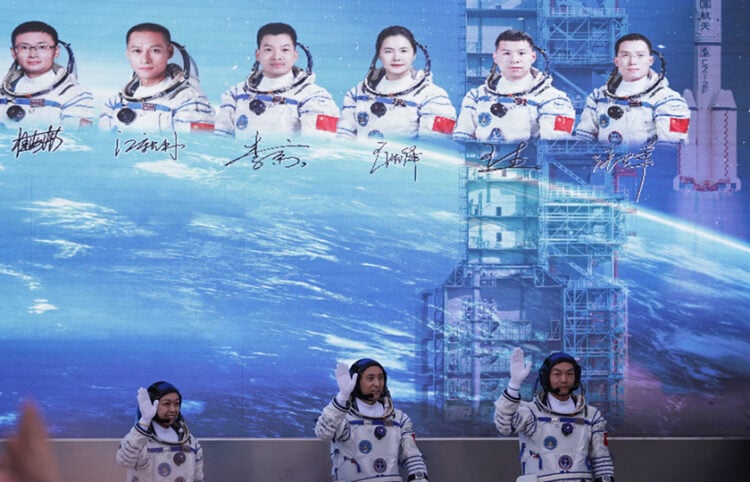 Αστροναύτες της αποστολής Shenzhou-23 χαιρετούν το κοινό κατά τη διάρκεια τελετής στο Κέντρο Εκτόξευσης Δορυφόρων Τζιουτσουάν. 24 Μαΐου 2026 (φωτ.: EPA / Andres Martinez Casares)