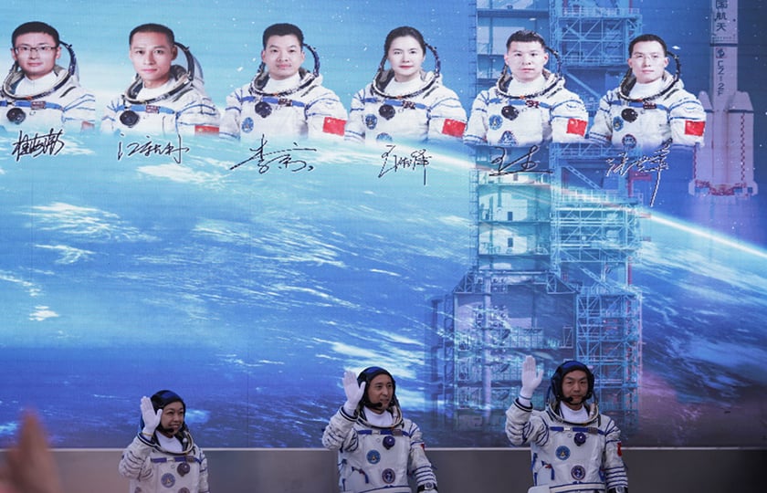 Αστροναύτες της αποστολής Shenzhou-23 χαιρετούν το κοινό κατά τη διάρκεια τελετής στο Κέντρο Εκτόξευσης Δορυφόρων Τζιουτσουάν. 24 Μαΐου 2026 (φωτ.: EPA / Andres Martinez Casares)
