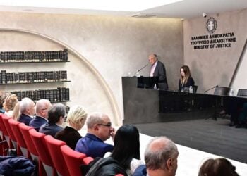 Στιγμιότυπο από την παρουσίαση του νομοσχεδίου για το νέο Κληρονομικό Δίκαιο από τον πρόεδρο της αρμόδιας Επιτροπής και καθηγητή του Αστικού Δικαίου Απόστολο Γεωργιάδη, στο υπουργείο Δικαιοσύνης, στις 2 Δεκεμβρίου 2025  (φωτ.: Μιχάλης Καραγιάννης/ EUROKINISSI)