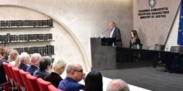 Στιγμιότυπο από την παρουσίαση του νομοσχεδίου για το νέο Κληρονομικό Δίκαιο από τον πρόεδρο της αρμόδιας Επιτροπής και καθηγητή του Αστικού Δικαίου Απόστολο Γεωργιάδη, στο υπουργείο Δικαιοσύνης, στις 2 Δεκεμβρίου 2025  (φωτ.: Μιχάλης Καραγιάννης/ EUROKINISSI)