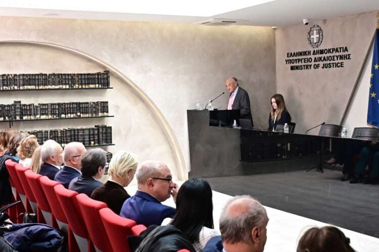 Στιγμιότυπο από την παρουσίαση του νομοσχεδίου για το νέο Κληρονομικό Δίκαιο από τον πρόεδρο της αρμόδιας Επιτροπής και καθηγητή του Αστικού Δικαίου Απόστολο Γεωργιάδη, στο υπουργείο Δικαιοσύνης, στις 2 Δεκεμβρίου 2025  (φωτ.: Μιχάλης Καραγιάννης/ EUROKINISSI)