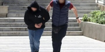 Ο 30χρονος σύζυγος οδηγείται στα δικαστήρια Ηρακλείου (φωτ.: imageonline)