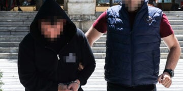 Ο 30χρονος σύζυγος οδηγείται στα δικαστήρια Ηρακλείου, Τρίτη 12 Μαΐου 2026 (φωτ.: EUROKINISSI / Στέφανος Ραπάνης)