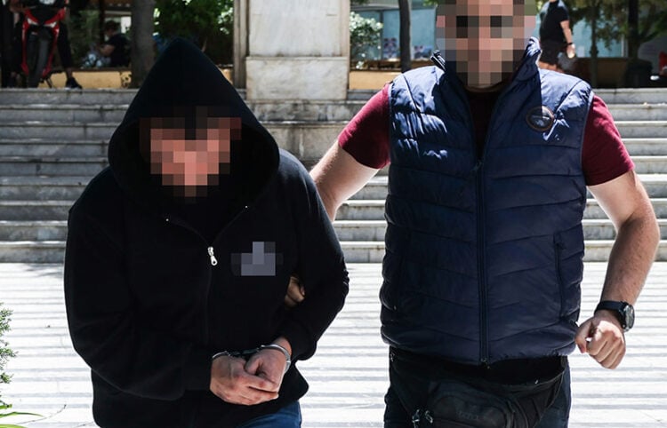 Ο 30χρονος σύζυγος οδηγείται στα δικαστήρια Ηρακλείου, Τρίτη 12 Μαΐου 2026 (φωτ.: EUROKINISSI / Στέφανος Ραπάνης)