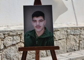 Το πορτρέτο του 21χρονου Νικήτα βρισκόταν στην είσοδο του Ι.Ν Αγίας Κυριακής στον Χώνο Μυλοποτάμου, όπου τελέστηκε η νεκρώσιμη ακολουθία (φωτ.: Στέφανος Ραπάνης/ EUROKINISSI)