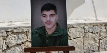 Το πορτρέτο του 21χρονου Νικήτα βρισκόταν στην είσοδο του Ι.Ν Αγίας Κυριακής στον Χώνο Μυλοποτάμου, όπου τελέστηκε η νεκρώσιμη ακολουθία (φωτ.: Στέφανος Ραπάνης/ EUROKINISSI)