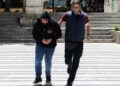Ο 30χρονος σύζυγος οδηγείται στα δικαστήρια Ηρακλείου, Τρίτη 12 Μαΐου 2026 (φωτ.: EUROKINISSI / Στέφανος Ραπάνης)