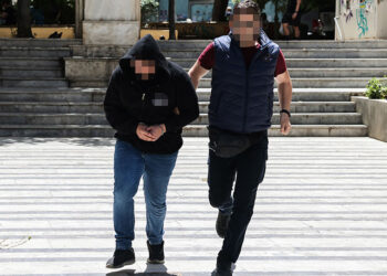 Ο 30χρονος σύζυγος οδηγείται στα δικαστήρια Ηρακλείου, Τρίτη 12 Μαΐου 2026 (φωτ.: EUROKINISSI / Στέφανος Ραπάνης)