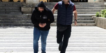 Ο 30χρονος σύζυγος οδηγείται στα δικαστήρια Ηρακλείου, Τρίτη 12 Μαΐου 2026 (φωτ.: EUROKINISSI / Στέφανος Ραπάνης)