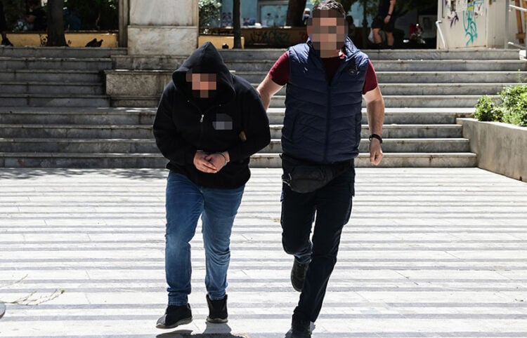 Ο 30χρονος σύζυγος οδηγείται στα δικαστήρια Ηρακλείου, Τρίτη 12 Μαΐου 2026 (φωτ.: EUROKINISSI / Στέφανος Ραπάνης)